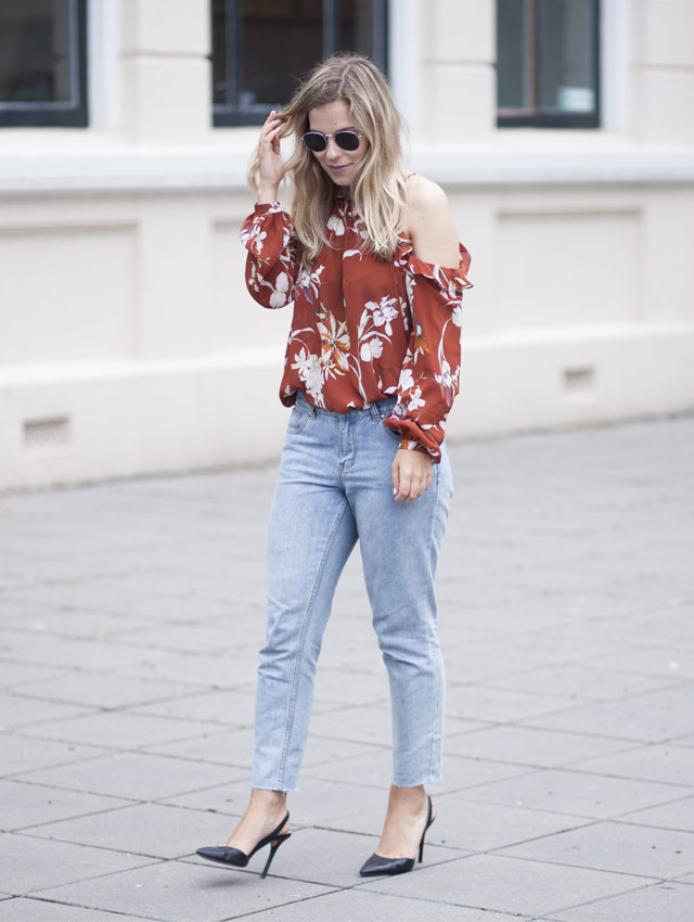 cold shoulder top-fresh florals-mom jeans-ss-summer going out night out-simple black pumps