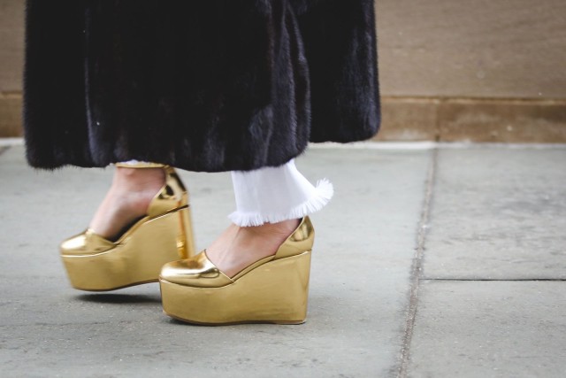 gold shoes-platforms wedges-frayed denim-white jeans in winter-fur coat-nyfw street style-ref20